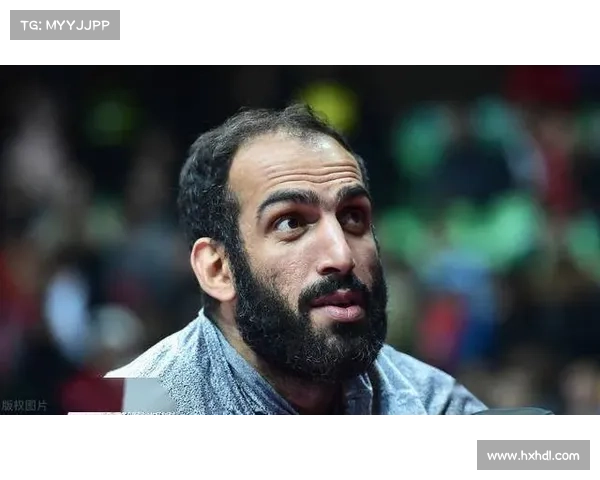 哈达迪在退役与坚持之间徘徊展现老将内心的抉择与荣耀追寻